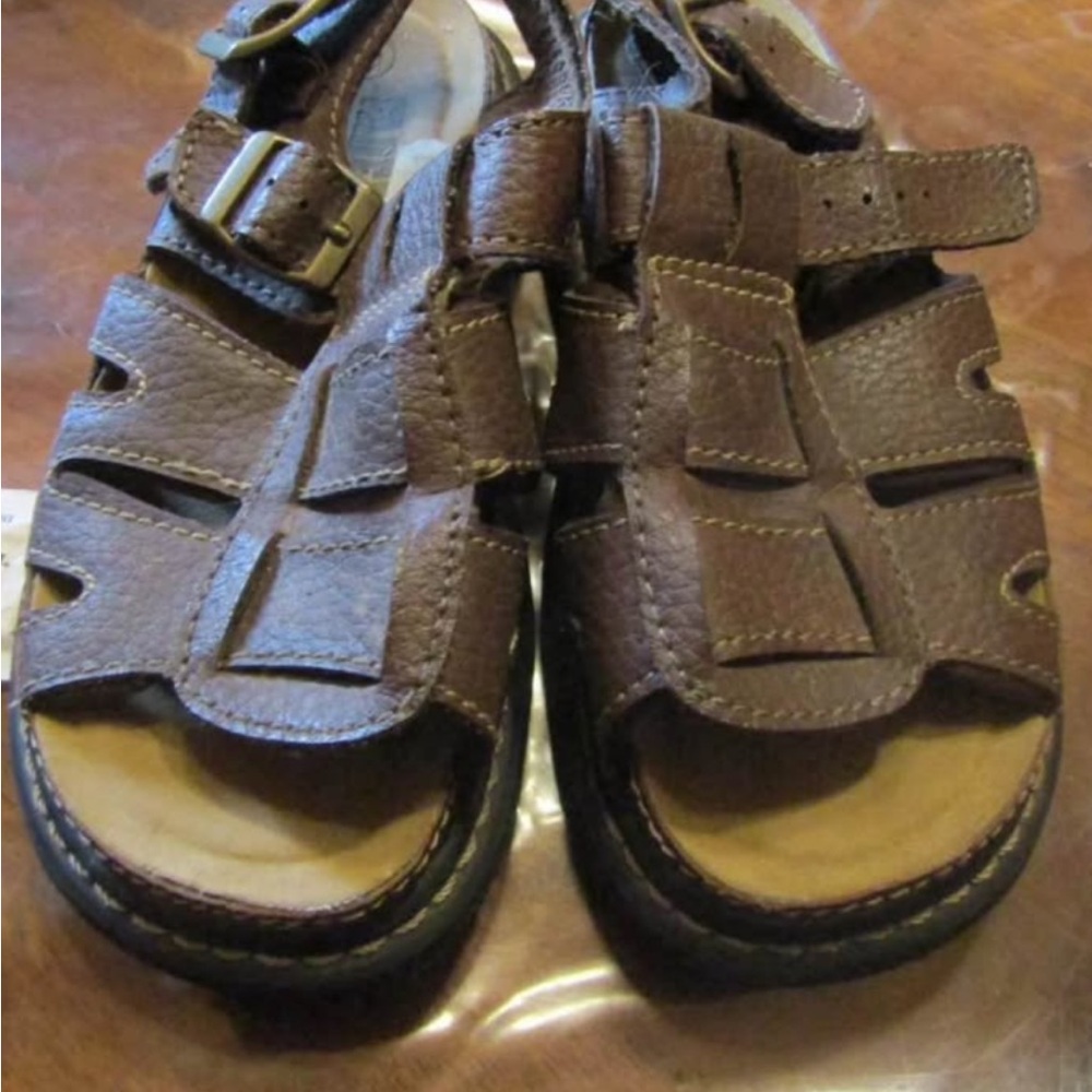 Like new unisex Brown Kids Sandals sz 13.5